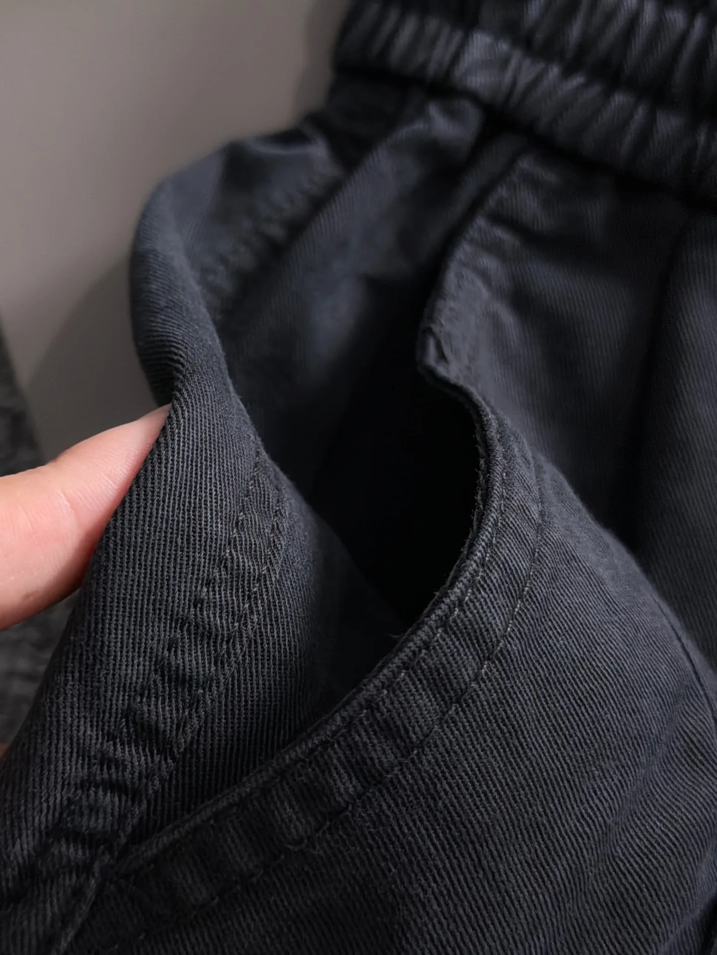 Burberry's 2026 spring and summer New Arrival elasticated casual shorts, made from counter-customized fabrics, Breathable, high comfort, impeccable details, brand element design concept, reflecting high quality. It feels delicate and soft! It presents a casual cut and the upper body shape is great! Sizes:S-2XL